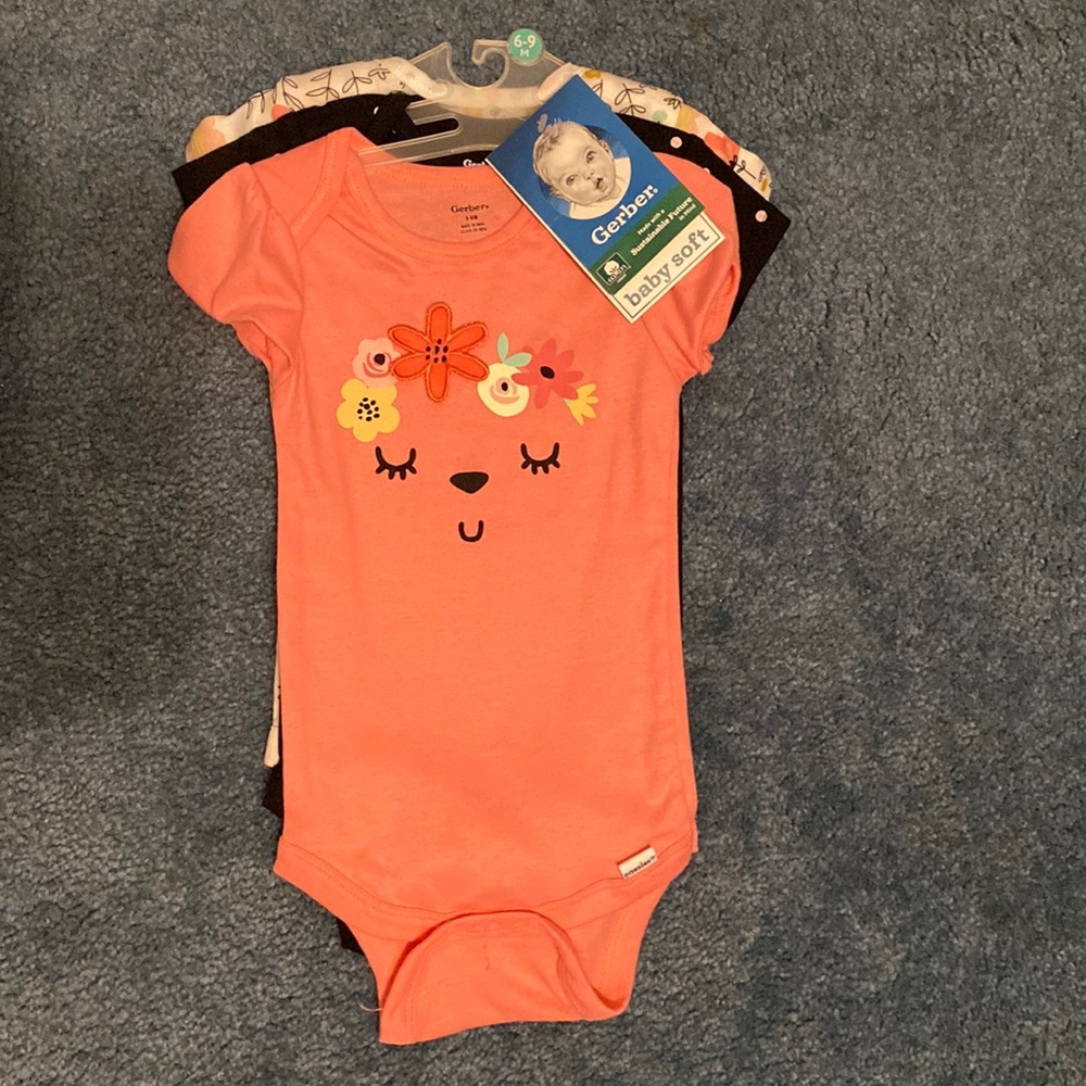 Gerber 3 pack onesie set. New with tags. 6-9 months.